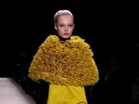 Yves Saint Laurent – Fall/Winter 2010/2011 Women Fashion Show